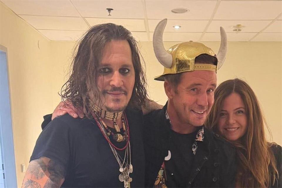 Büffel überreichte seinem großen Idol Johnny Depp in der Künstlergarderobe seine Platin-Schallplatte. (Handoutbild)---/Lorenz Büffel/dpa
