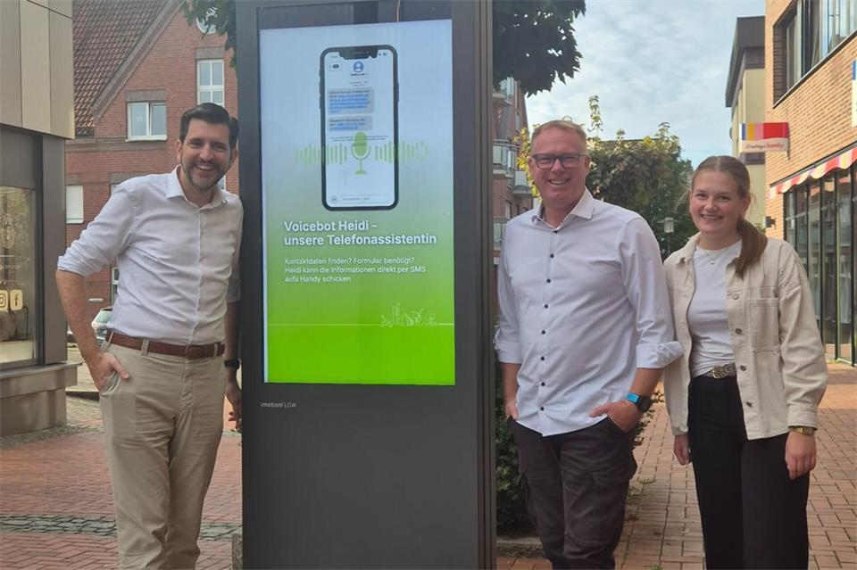 Bügermeister Patrick Voßkamp, blueants Geschäftsführer Michael Wiethoff und Projektkoordinatorin Lina Lütkebohmert freuen sich über Heidens neue digitale Ansprechpartnerin.