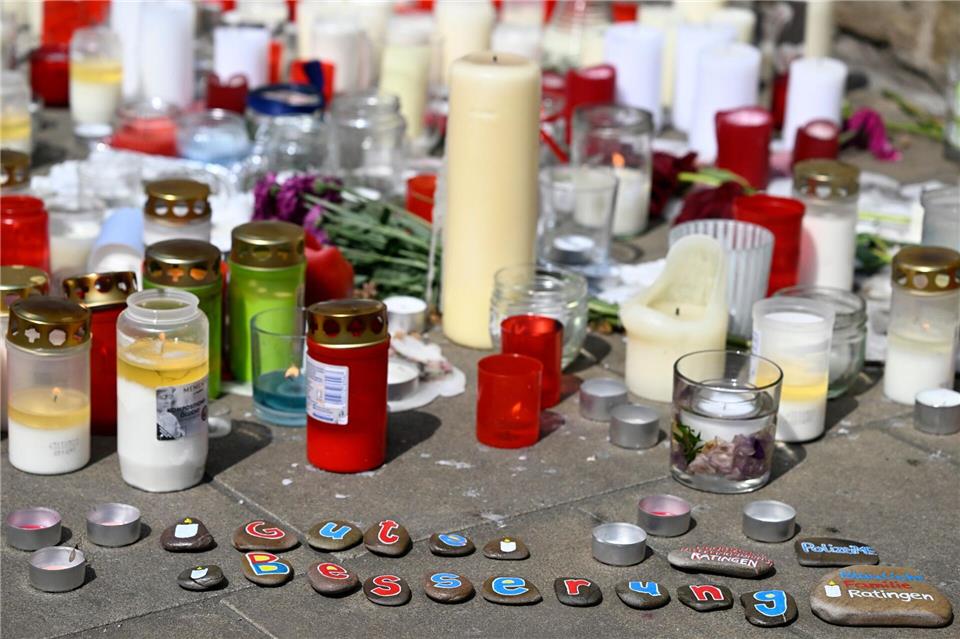 Bürger haben auf dem Marktplatz in Ratingen zum Gedenken an die Opfer der Explosion in einem Hochhaus, bei dem mehrere Einsatzkräfte von Polizei und Feuerwehr schwer verletzt wurden, Kerzen niedergelegt. (Archivbild)Roberto Pfeil/dpa