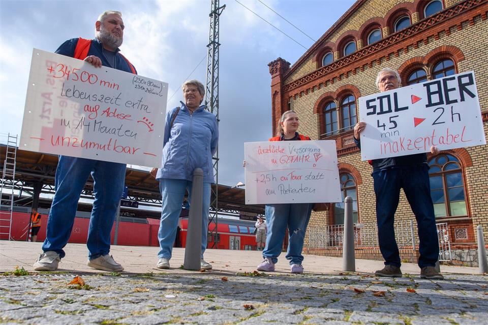Bürger protestieren mit Plakaten vor dem Hauptbahnhof Stendal gegen die Pläne der Deutschen Bahn.Klaus-Dietmar Gabbert/dpa