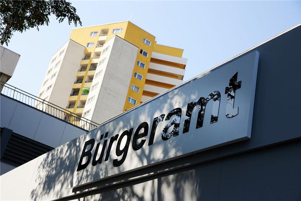 Bürgerämter in Berlin sollen bestimmte Dienstleistungen auch ohne Termin anbieten. (Archivbild) Jörg Carstensen/dpa