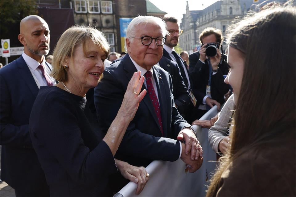 Bürgerinnen und Bürger hatten die Gelegenheit, Spitzenpolitikern ganz nah zu kommen. Focke Strangmann/dpa