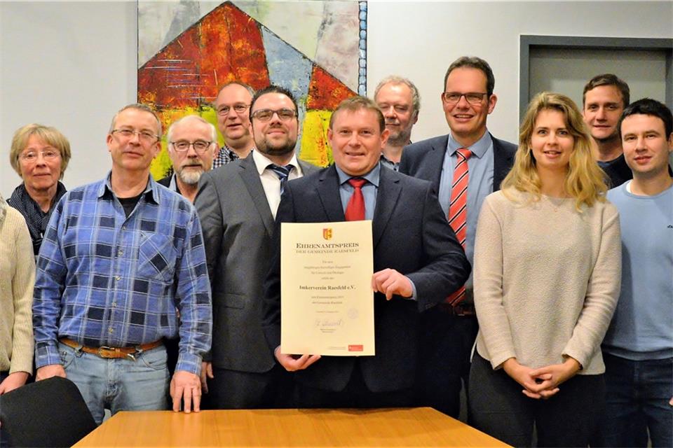 Bürgermeister Andreas Grotendorst (5. v.r.) hat die Urkunde an den Vereinsvorsitzenden Franz-Josef Löchteken überreicht.