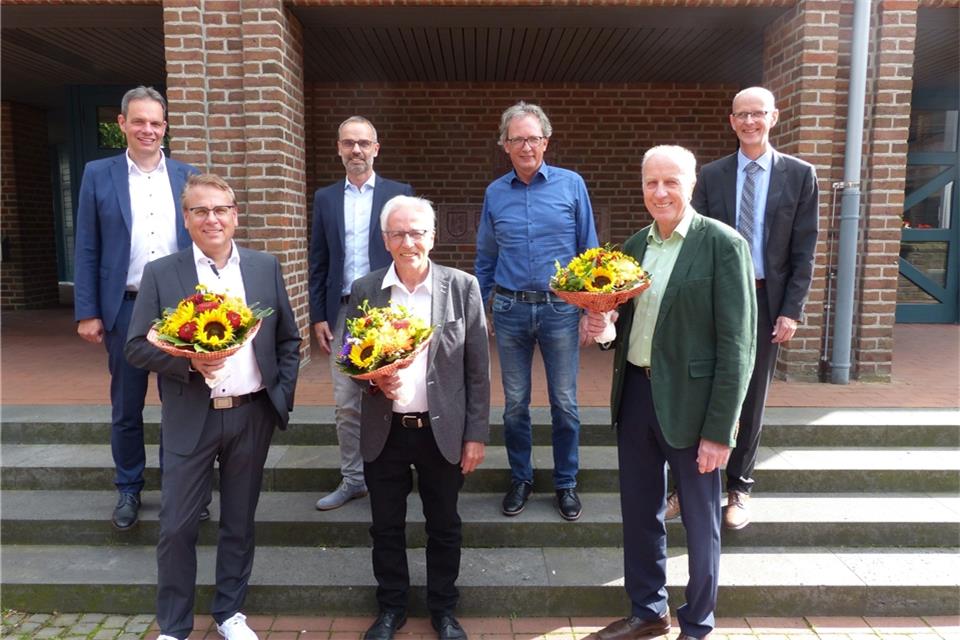 Bürgermeister Andreas Grotendorst, Hauptamtsleiter Jörg Heselhaus, Ordnungsamtsleiter Markus Büsken und Dr. Martin Middeler, Direktor des Amtsgerichts Borken (hintere Reihe v. l.) gratulierten den Schiedspersonen (vordere Reihe v. l.) Urban Welsing und Ludger Uhlenbrock und dankten Martin Lehmbrock für seine engagierte Arbeit in den vergangenen zehn Jahren.