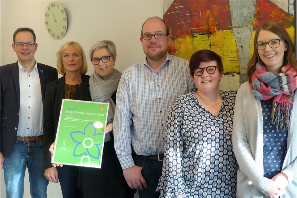 Bürgermeister Andreas Grotendorst (links) und Monika Schürmann von der Firma innogy (2. von links) überreicht den Klimaschutzpreis an das Ortsmarketing Raesfeld (von links): die Vorsitzende Diana Brömmel, Andre Wachtmeister, Steffi Nienhaus und Steffi Grohn freuen sich über die Auszeichnung.