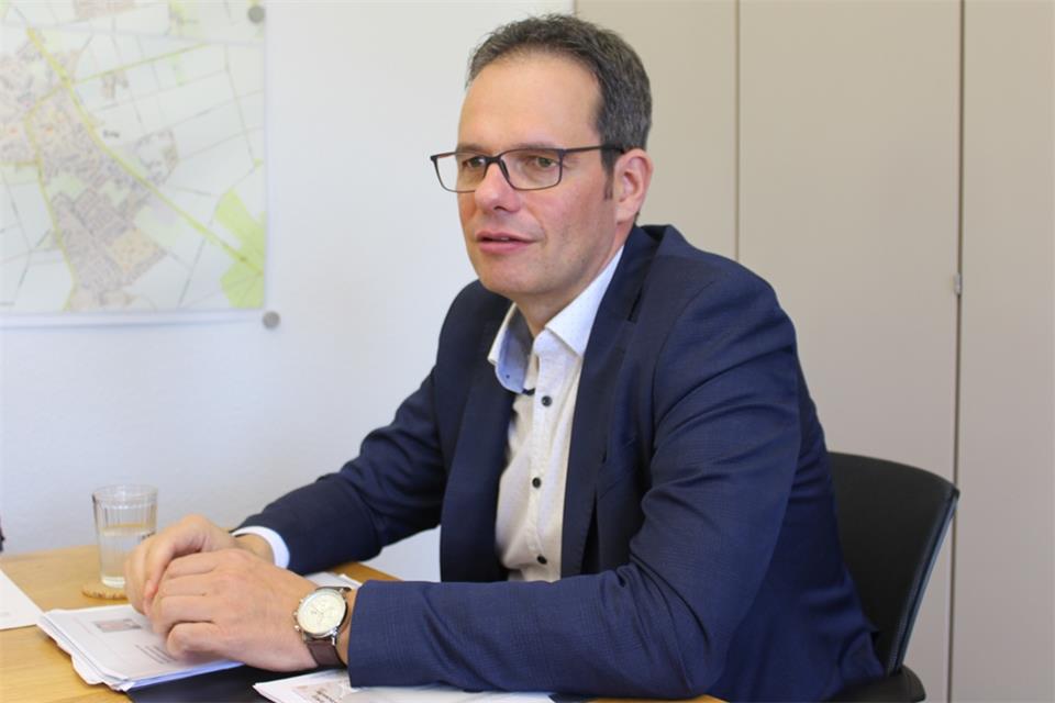 Bürgermeister Andreas Grotendorst lobt das Team der Verwaltung im Rathaus.