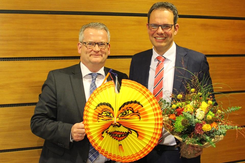 Bürgermeister Andreas Grotendorst (rechts) hat die Verdienste von Martin Tesing gewürdigt.