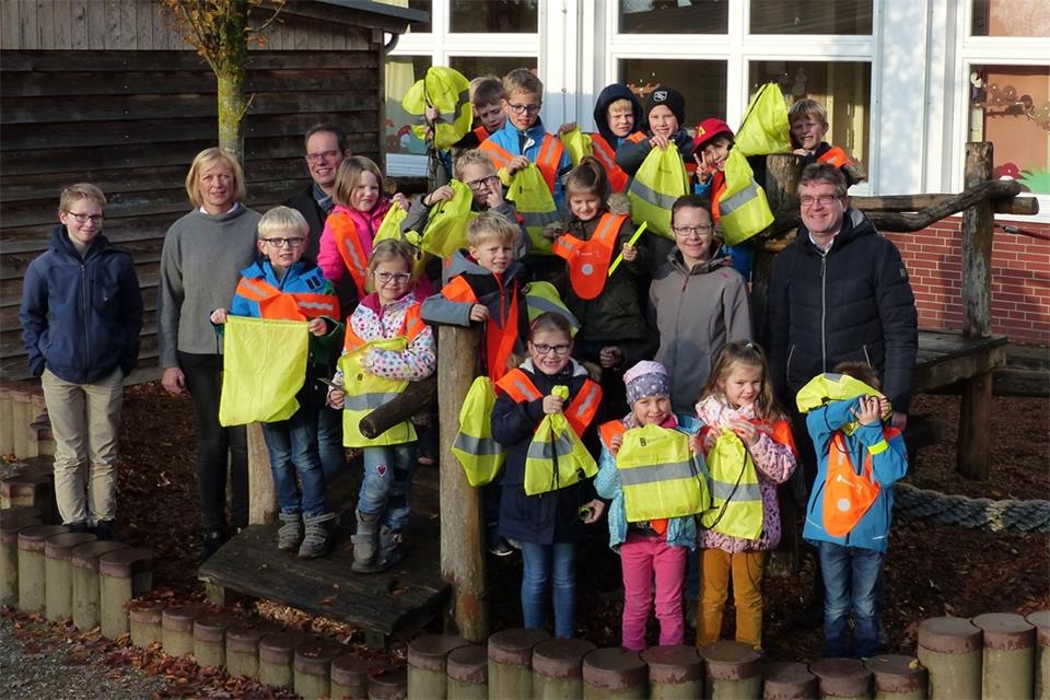 Bürgermeister Andreas Grotendorst und innogy-Kommunalmanagerin Monika Schürmann überreichten die Sicherheitspakete an die Erstklässler der St.-Sebastian-Schule und der Silvesterschule.