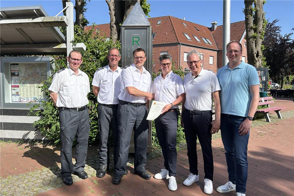 Bürgermeister Dirk Kuhmann überreicht Thorsten Meis die Ernennungsurkunde. Jörg Wachtmeister und Andre Szczesny, Leiter der Raesfelder Feuerwehr, sowie der Erste Beigeordnete Markus Büsken und Ordnungsamtsleiter Norbert Altrogge sind die ersten Gratulanten.
