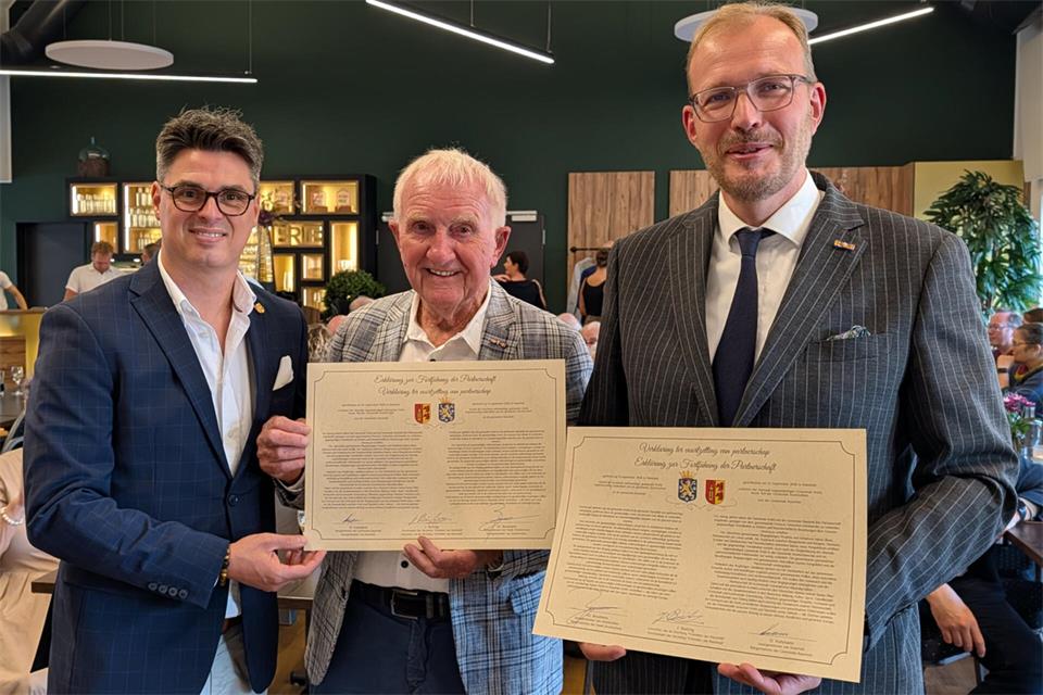 Bürgermeister Dirk Kuhmann (von links), Joop Buiting aus Wehl und Doetinchems Bürgermeister Mark Boumans bekräftigten mit der Unterzeichnung einer Urkunde den Willen, die Partnerschaft fortzuführen und weiterzuentwickeln.