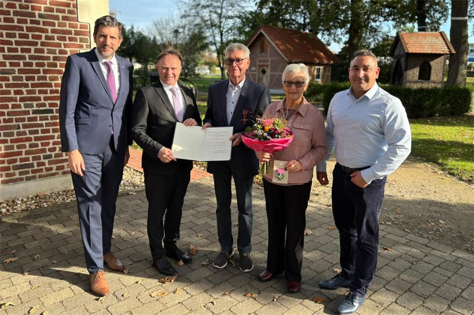Bürgermeister Dr. Patrick Voßkamp, Landrat Dr. Kai Zwicker, Hans-Peter Kemper mit Frau Brigitte und Sohn Jan Kemper.