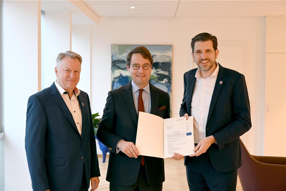 Bürgermeister Dr. Patrick Voßkamp (r.) und Bauamtsleiter Ulrich Lohaus (l.) nahmen den Förderbescheid von Regierungspräsident Andreas Bothe entgegen.