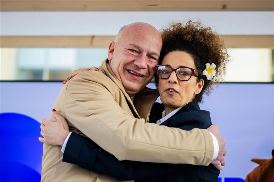 Bürgermeister Kai Wegner begrüßte die iranische Aktivistin Masih Alinedschad.Christoph Soeder/dpa