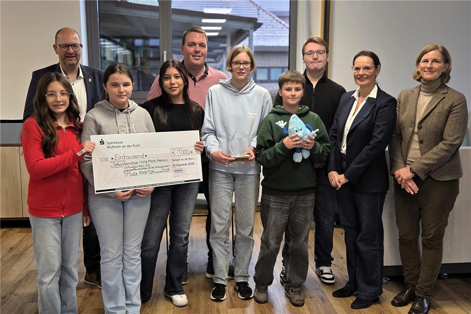 Bürgermeister Manuel Deitert (2.v.l.), Schulleiter Benedikt Heitmann (5. v.l.), RWW-Geschäftsführerin Simone Ehlen (2.v.r.) und Dr. Britta Lasshof (rechts) vom Kommunalen Partnermanagement der RWW freuen sich mit den Schülern der Sekundarschule Hohe Mark.