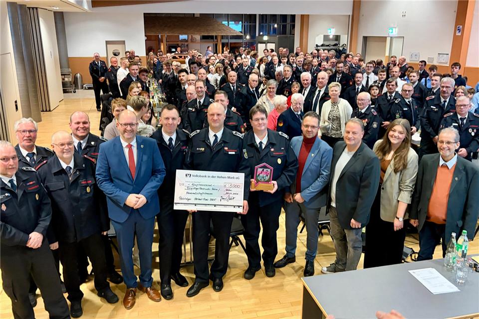 Bürgermeister Manuel Deitert (3.v.l.) verlieh der Feuerwehr Reken in diesem Jahr den Heimatpreis der Gemeinde bei der Jahreshauptversammlung.