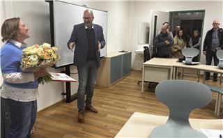 Bürgermeister Manuel Deitert beglückwünscht Konrektorin Dörthe Kunst-Henning zu den neuen Räumen im Anbau.