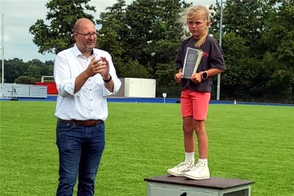 Bürgermeister Manuel Deitert ehrte die Siegerin Ella Boll mit einem Pokal.
