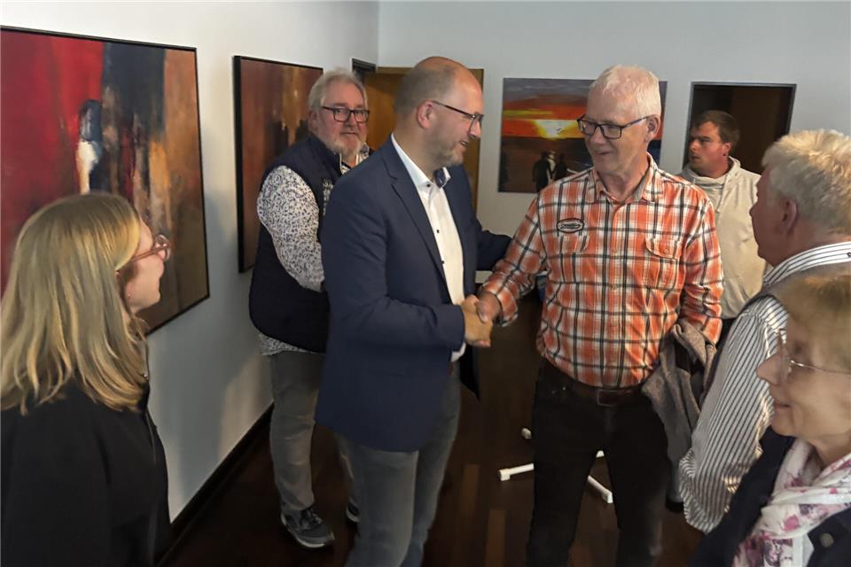 Bürgermeister Manuel Deitert nimmt die ersten Glückwünsche entgegen, links neben ihm seine Frau Steffi.