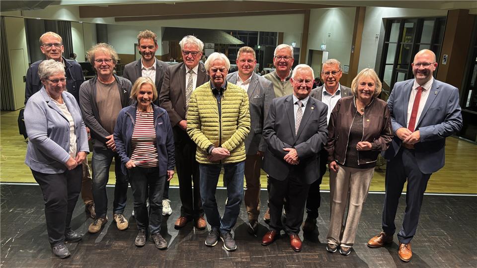Bürgermeister Manuel Deitert (rechts) verabschiedet die Ratsmitglieder sowie Josef Wenning und Annegret Kemper (links).