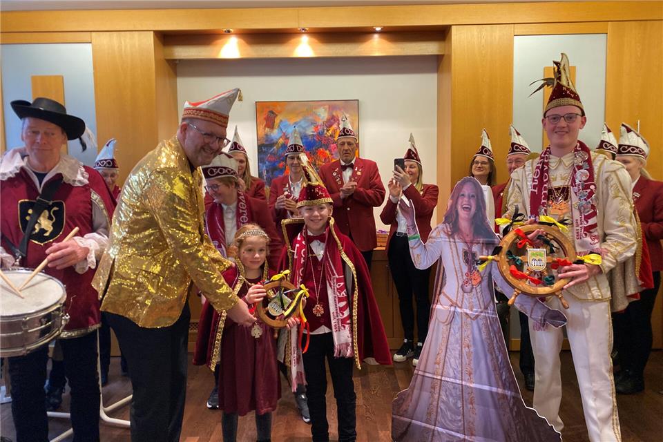 Bürgermeister Manuel Deitert übergibt das Steuerrad an (von links) Lea I. Schwerhoff, Theo I. Brüggemann, Michelle I. Ewering und Justus I. Alberding