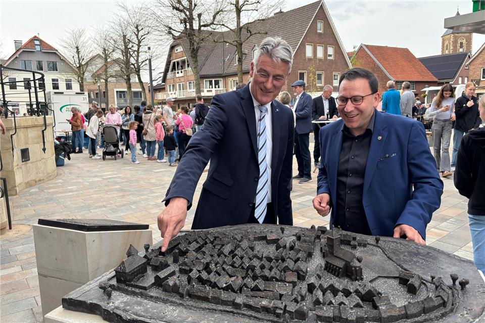 Bürgermeister Markus Hund (l.) und Benedikt Brahm von der Bezirksregierung Münster eröffneten feierlich den Burgplatz und das neue Kunstwerk neben der Burg: Eine Nachbildung des Ortskerns aus dem Jahr 1750.