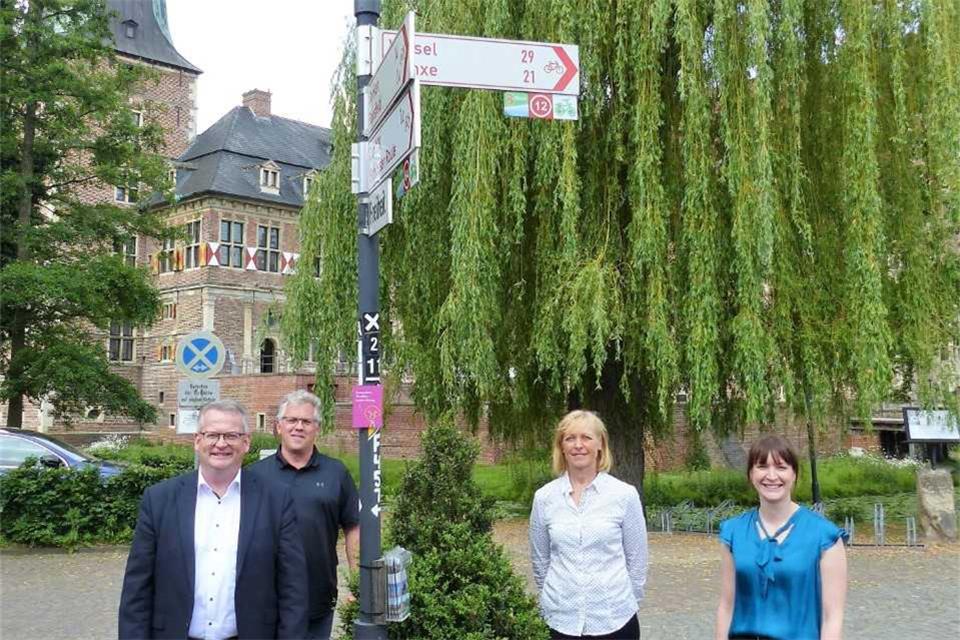Bürgermeister Martin Tesing, Bernhard Kösters (Bauamt), Kommunalmanagerin Monika Schürmann und Laura Tepaße (Westenergie AG) stellen die LED-Leuchten vor (v.l.)