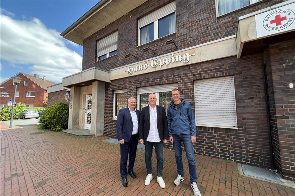 Bürgermeister Martin Tesing, Rossmann-Projektleiter Andreas Beckers und Daniel Knufmann (Gemeinde Raesfeld, v.l.) haben das Drogeriemarkt-Projekt erläutert.