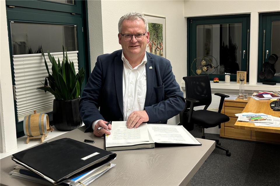Bürgermeister Martin Tesing in seinem Büro im Raesfelder Rathaus: Bis zum Ende seine Amtszeit in diesem Jahr gibt es noch viel zu arbeiten.
