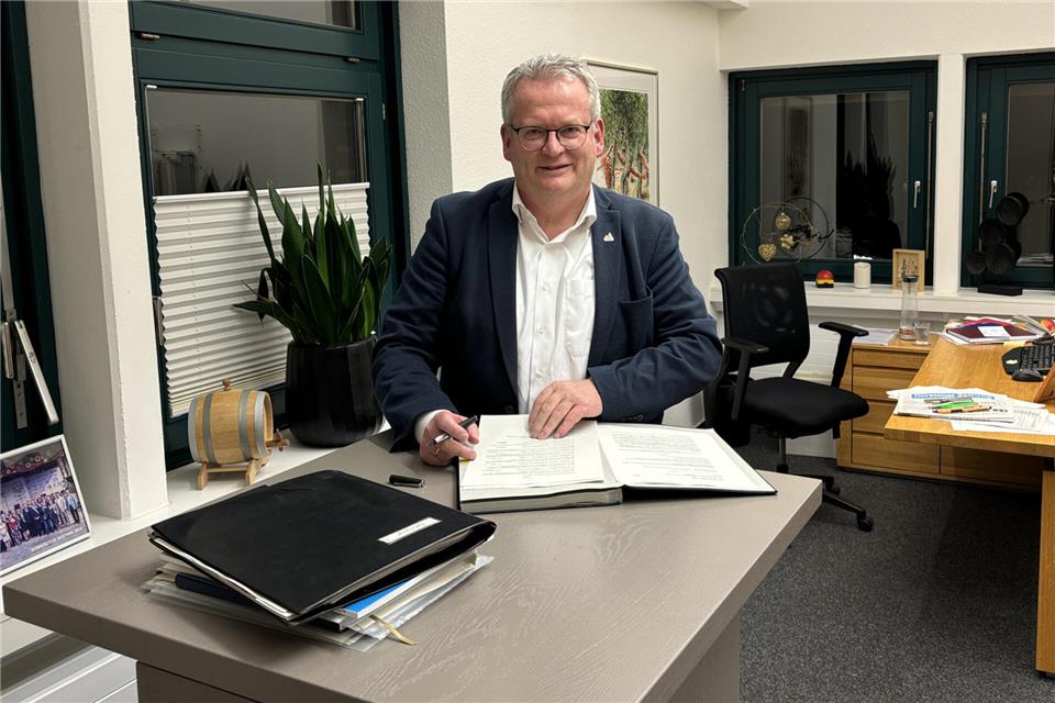 Bürgermeister Martin Tesing in seinem Büro im Raesfelder Rathaus.