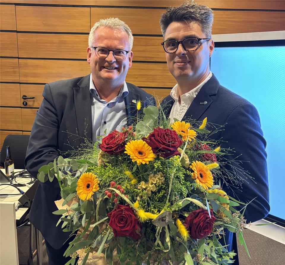 Bürgermeister Martin Tesing (l.) gratuliert seinem designierten Amtsnachfolger Daniel Kuhlmann.