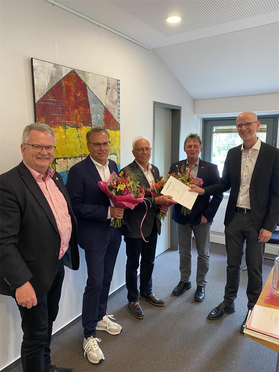 Bürgermeister Martin Tesing (l.) und Amtsgerichtsdirektor Dr. Martin Middeler (r.) mit den alten und neuen Schiedspersonen.