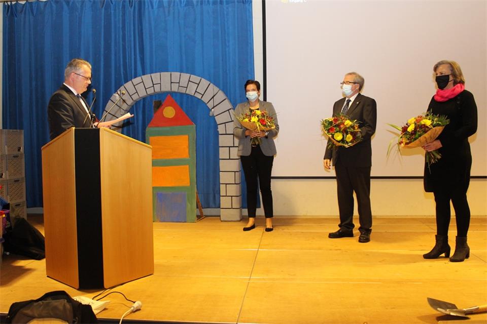Bürgermeister Martin Tesing (links) hat seine Stellvertreter im Forum der St.-Sebastianschule vereidigt (v.l.): Nicole Ostendorf (UWG), Hans-Dieter Strothmann (CDU) und Elke Rybarczyk (SPD)