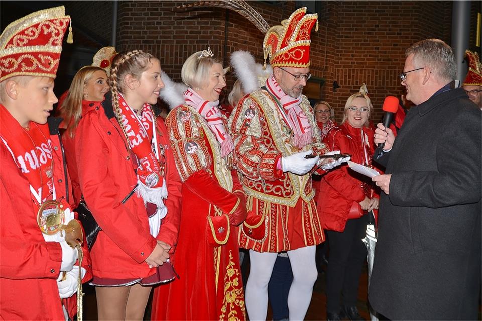 Bürgermeister Martin Tesing überreicht traditionell den Rathausschlüssel an das RCV Prinzenpaar Paola I. und Marc. I.