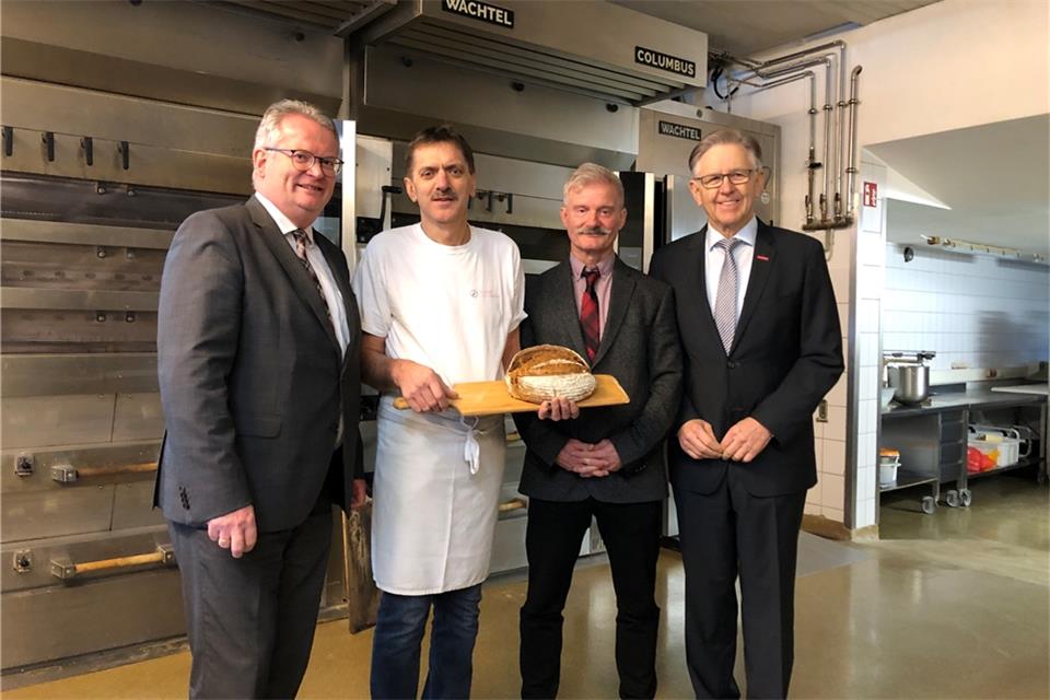 Bürgermeister Martin Tesing (v.l.), Gehard Schlegel, Thomas Melchert (stellvertretender Geschäftsführer der Handwerksammer) und Präsident der Handwerkskammer Hans Hund begutachten die Bäckerei Schlegel in Raesfeld. 