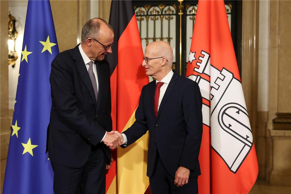 Bürgermeister Peter Tschentscher begrüßt Bundeskanzler Friedrich Merz zu einem Antrittsbesuch im Hamburger Rathaus.Christian Charisius/dpa
