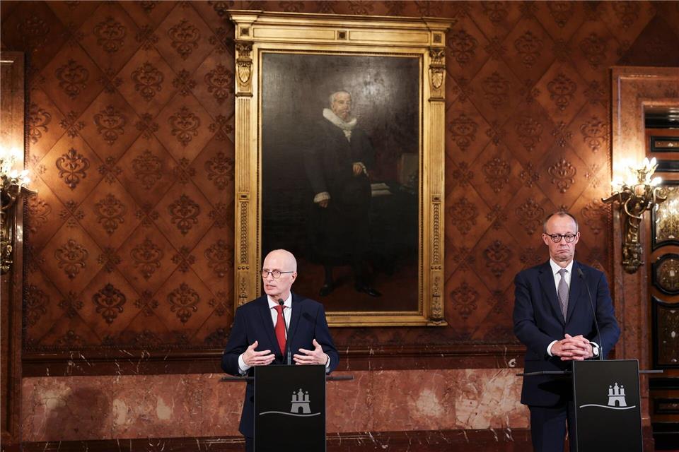 Bürgermeister Peter Tschentscher erklärt beim Antrittsbesuch von Bundeskanzler Friedrich Merz, dass Hamburg bei der Umsetzung der ehrgeizigen Klimaschutzziele auf den Bund angewiesen ist.Christian Charisius/dpa