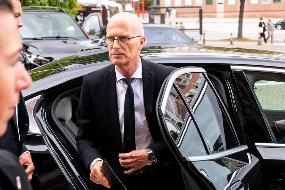 Bürgermeister Peter Tschentscher kommt zur Trauerfeier für den verstorbenen Unternehmer Klaus-Michael Kühne im Michel.Daniel Bockwoldt/dpa