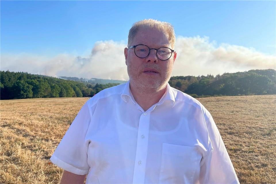 Bürgermeister Stephan Cranen berichtet, dass alle Einwohner es Ortsteils Gey freiwillig ihre Häuser verließen.Christoph Driessen/dpa
