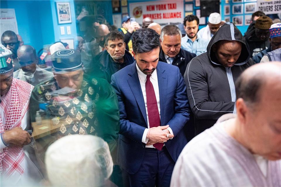Bürgermeister Zohran Mamdani (M), betet vor dem Fastenbrechen.Angelina Katsanis/AP/dpa