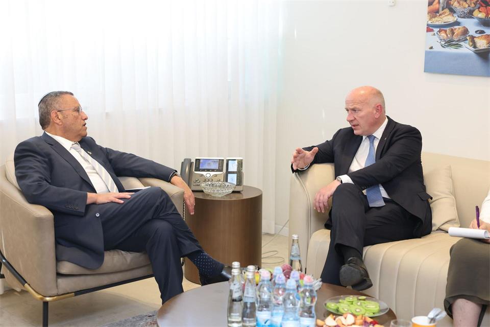 Bürgermeister im Gespräch: Lion und Wegner (r.) in Jerusalem.-/Senatskanzlei Berlin/dpa