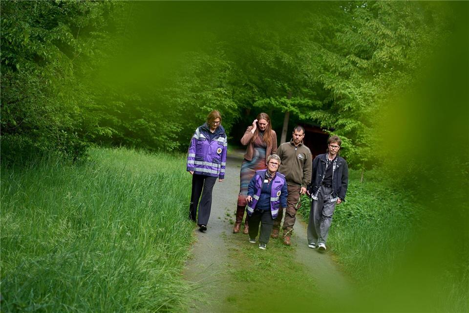Bürgermeisterin Antje Hachmann (2.v.l.), Pfarrer Christian Grän (r), Feuerwehrmann Marcel Müller (2.v.r.) und die beiden Notfallseelsorgerinen Grit Rodestock (vorn) und Sabine Birk. Das tödliche Unglück in der Lederfabrik in Runkel hat die Stadt und die Helfer tief bewegt. Sascha Ditscher/dpa