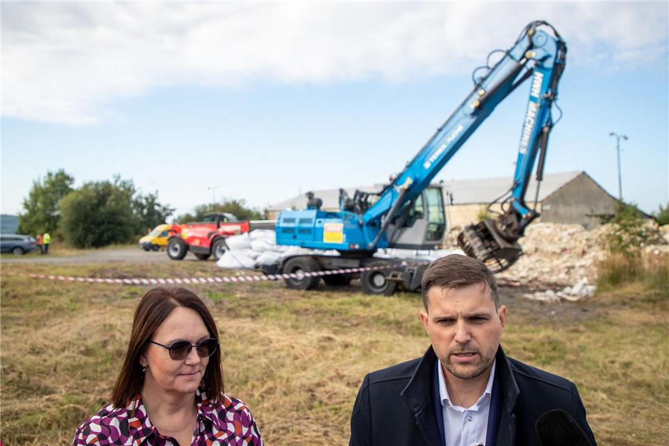 Rücktransport von Müll aus Tschechien nach Bayern läuft Bürgermeisterin Barbora Šišková und der tschechische Umweltminister Petr Hladík sind froh, dass der Abfall nun abtransportiert wird.Pryèek Vladimír/CTK/dpa