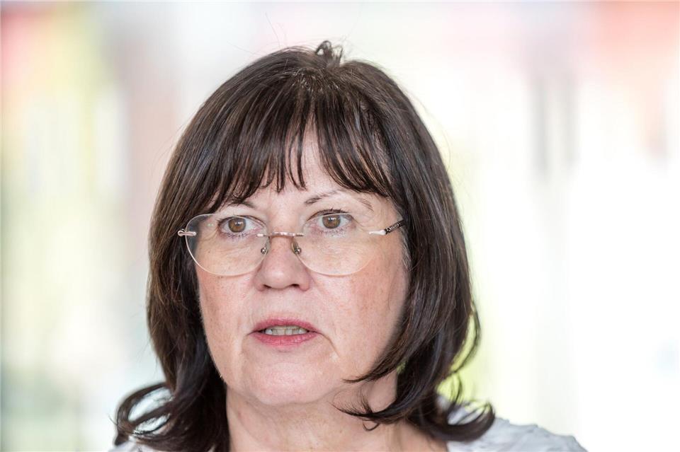 Bürgermeisterin Christine Herntier will herausfinden, wer hinter der Klebeaktion mit unzähligen Stickern kurz vor dem Heimatfest in der Lausitz-Stadt steckt. (Archivbild)Frank Hammerschmidt/dpa