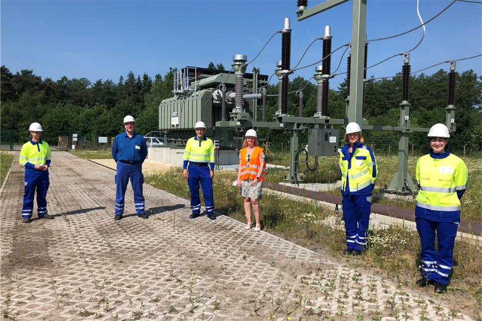 Bürgermeisterin Dagmar Jeske (3.v.r.) und Harald Heß (3.v.l.), Vorstand der Westenergie AG, bei der offiziellen Eröffnung der Umspannanlage in Nordvelen.