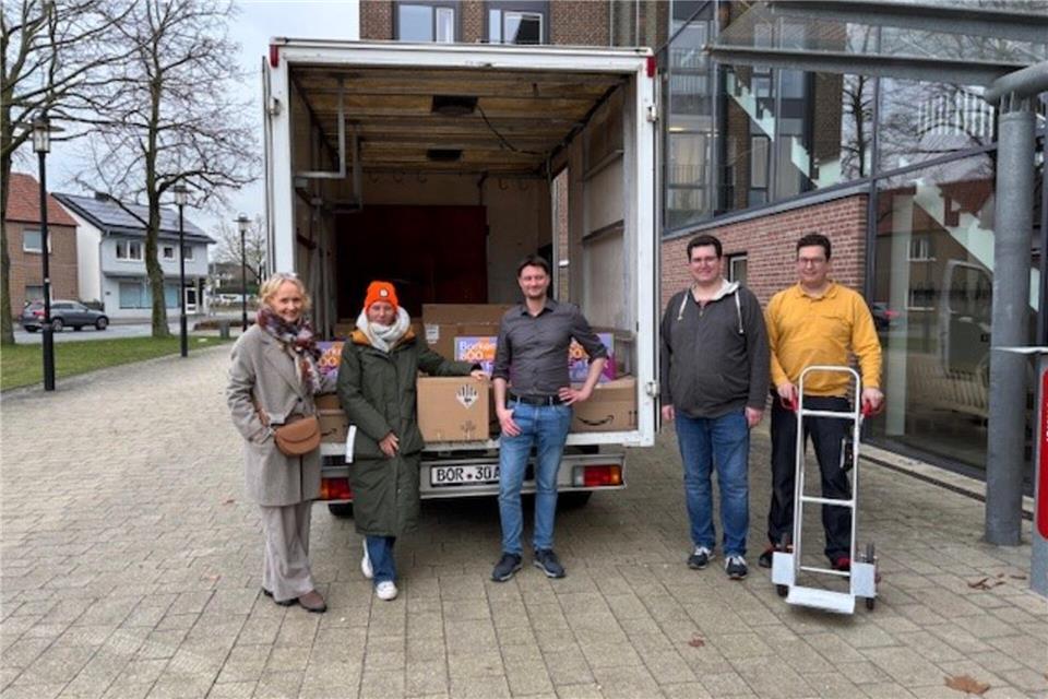 Bürgermeisterin Mechtild Schulze Hessing, Verena Boland, Simon Welsing, Christian Linvers und Christoph Lohbreier, beide Mitarbeiter des Fachbereichs Kultur, Weiterbildung und Städtepartnerschaft, (von links) freuen sich, dass sich der Kastenwagen mit Hilfsgütern auf den Weg macht.