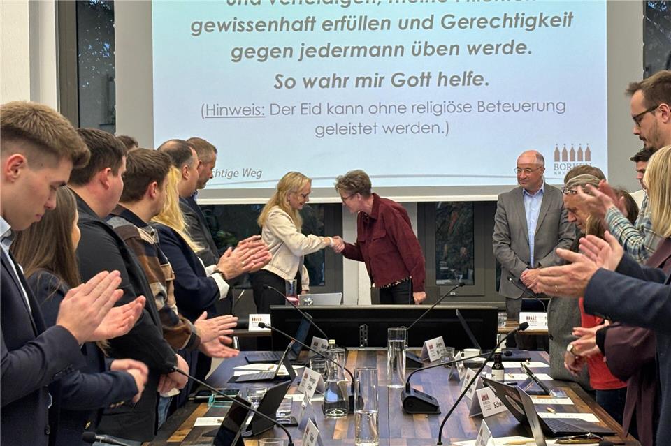 Bürgermeisterin Mechtild Schulze Hessing (hinten links) wird von Brigitte Ebbing vereidigt. Die UWG-Fraktionsvorsitzende gehört dem Stadtrat am längsten an.