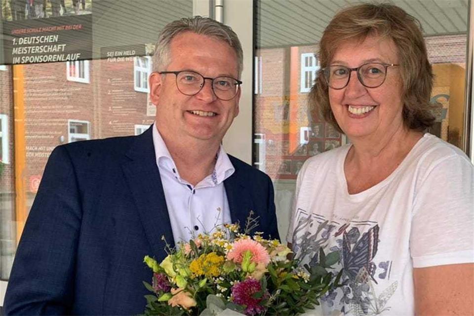Bürgerneister Martin Tesing hat Annette Heselhaus gratuliert.