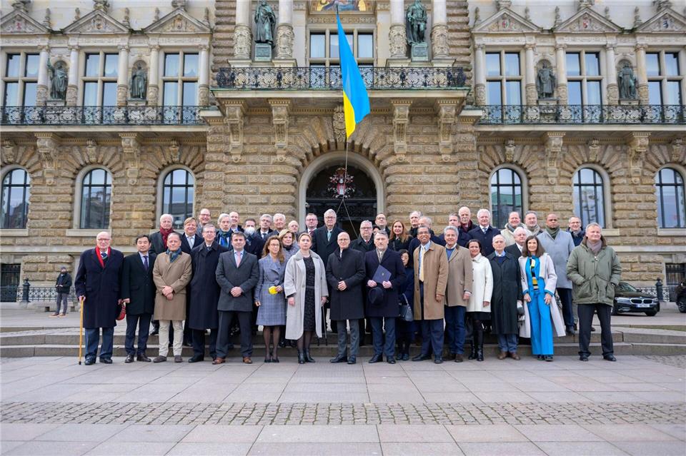 Bürgerschaftspräsidentin Carola Veit (SPD) nahm wenige Wochen nach einem Besuch in St. Petersburg und kurz nach dem russischen Angriff auf die Ukraine an einer Solidaritätsdemonstration teil. (Archivbild)Jonas Walzberg/dpa