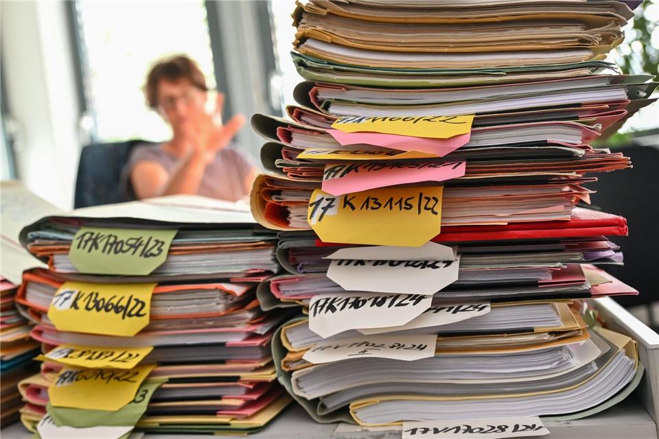 Bürokratie legt Politik und Wirtschaft lahm (Archivbild)Patrick Pleul/dpa