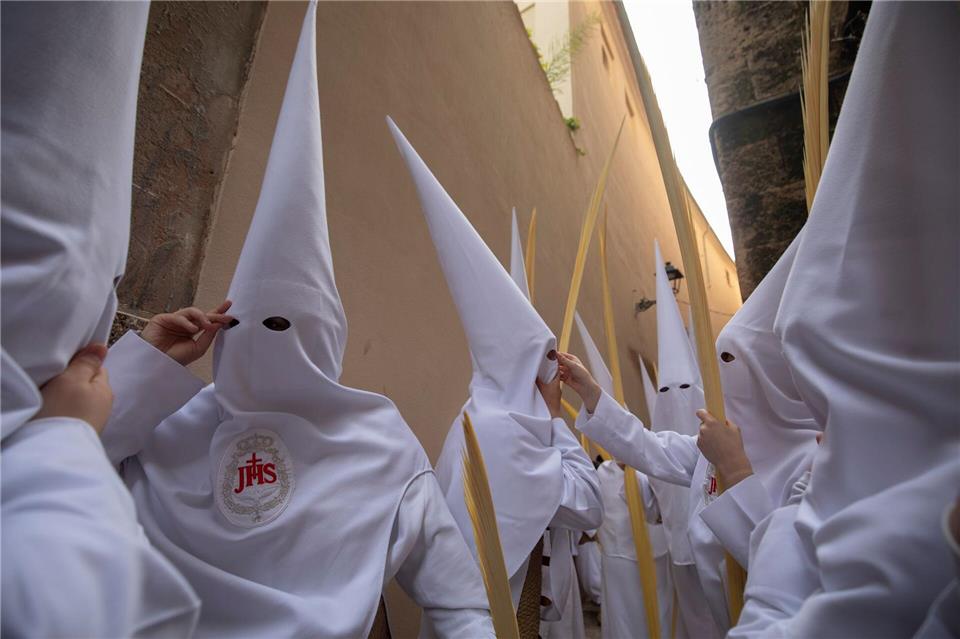 Büßer (Nazarenos) nehmen an einer Prozession am Palmsonntag (Domingo de Ramos) zum Auftakt der Karwoche in Spanien teil.Clara Margais/dpa